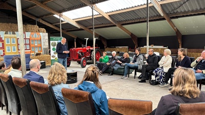 Boer Jan Versluis geeft uitleg over verbouwen van vezels